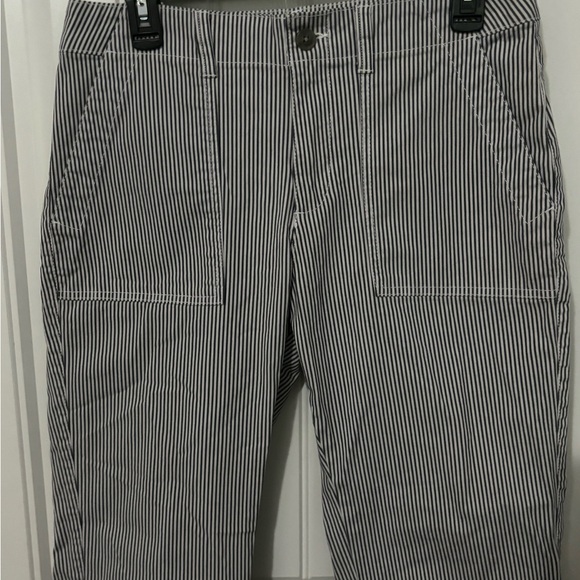 Gap women’s size 8 blue and white striped capris - Picture 2 of 4